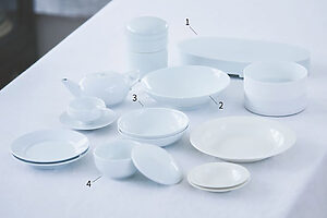 上の写真のうち、1～4がキム・サンインさんの白磁。究極にシンプルでありながら、多彩な表情を持つのが白の器の魅力