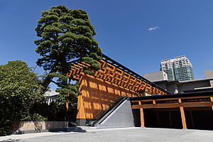 左手側に新たに設置された木造アプローチを通り、館内へと入館します