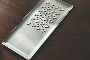 作家・甘糟りり子さんの選ぶ台所のベストツールのひとつは「トミタ トミタ式おろし金」。流血の心配なくすりおろせる新種のおろし金