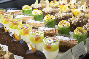 八芳園洋菓子店にはテイクアウトの生菓子も並ぶ