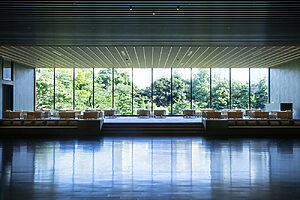 メインロビーの大きな窓には美しい緑が広がる
