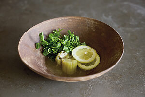 使うほどに美しさを増す焼き締めの器は、二階堂明弘さん作の中鉢。直径20×高さ6㎝ 8,800円