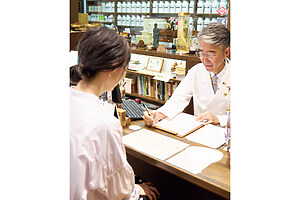 【問診】初回は30〜45分かけて困っている症状についてじっくり話を聞き、その人にとって最適の処方を導き出す