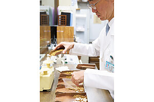 【調剤】現在、日本で認可されている生薬は300種余り。古来より伝わる配合に従い、薬味箪笥から生薬を1種類ずつ量って「舟」と呼ばれる容器に1日分ずつ入れていく。1日に1包を煎じて3回に分けて服用する