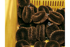 西尾商店の亀の子束子は100年を超えて変わらない姿と技の完成形