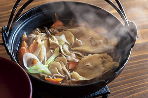 創業120年超の老舗『岩鋳』の「南部鉄器の鍋」で煮込む「ひっつみ」