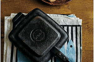 イラストレーター・オカヤイヅミさんの選ぶ台所のベストツールのひとつは「OIGEN ホットサンドクッカー」。鉄鋳物製で、重さがあり香ばしくカリッと焼ける