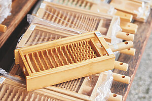 藤倉商店の看板商品「鬼おろし」。刃が重ならないよう互い違いに組まれており、あまり力を入れずともザクッと粗い大根をおろせる