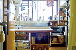 編集者・佐々木素子さん「自由自在にあるものを活かして、賃貸の台所を自分仕様に。」