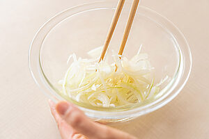 （1） 玉ねぎは薄切りにして水に5分ほどさらし、水気をしっかり切る。ボウルに入れ、酢・砂糖・塩を加えて軽くもみ込み、10分ほどマリネする