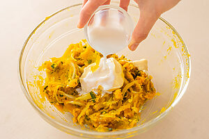 （3）温かいうちにマリネした玉ねぎを加えて混ぜ合わせる。マヨネーズ、牛乳を、かぼちゃの水分量によって調整しながら加える