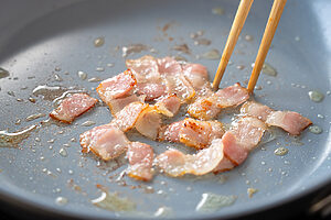 （4）ベーコンは1cm幅に切る。フライパンにオリーブオイルを熱し、ベーコンを弱火でじっくりカリッと炒める。3に加えて軽く混ぜる（冷蔵庫で15〜30分ほど冷やすと、味がなじんでさらにおいしい）