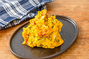 （5）必要であれば塩（分量外）で味を調える。皿に盛り、粗びき黒こしょうをふる