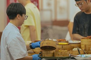 朝6時から開く店内は地元の常連客で常に賑わう