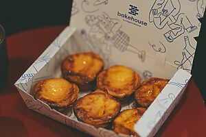 「香港最高のエッグタルト」と評され、どの店舗も連日行列ができる