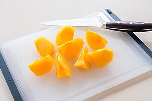 （1）柿は皮をむいて6〜8等分に切る