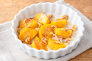 （4） 器に盛り、シナモンを軽くふる。お好みで刻んだくるみを散らす