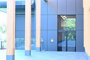 八芳園エントランスの左手に、緑豊かな庭園を眺めることができます