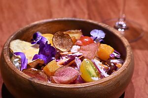 ランチやディナーのアペタイザーとして楽しめる「八ヶ岳名水赤鶏のチャイニーズチキンサラダ」