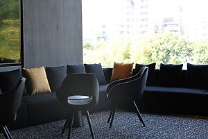 黒を基調とした5Fフロア