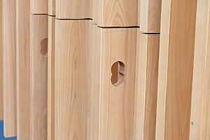 建物外観の柱には、八芳園のロゴをかたどったようなデザインも