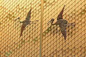 組子アートの上を悠々と羽ばたく鶴の意匠も美しい