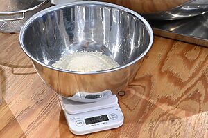 お米を計ります。今回は3合炊くので450gです