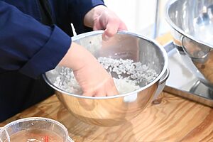 お米を洗います。洗うときは水に浸さずに洗うのがポイント