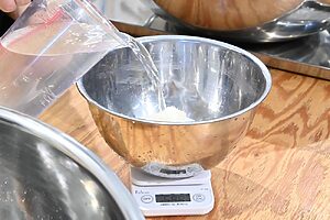 浸漬後、お米に水を加えます。このときも計量スケールを使いましょう
