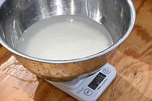 土鍋で炊くため、水の量は1.2倍を使用。元のお米の量（450g）の2.2倍の990gになればOK！