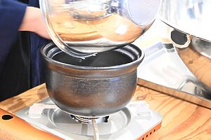 土鍋にお米を移します