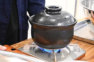 土鍋で炊きます。3合の場合中強火で約10分。さらに10分蒸らしてできあがり