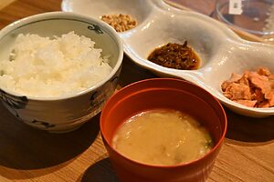 ご飯のおともや豚汁を組み合わせれば、最高のごちそうに