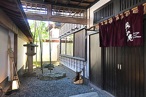 《オーベルジュ湯どの庵 from アル・ケッチァーノ》エントランス。 凛とした空気が漂う和の空間