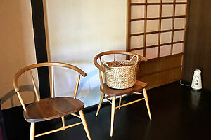 館内の随所にさりげなく置かれている岩倉榮利さんの椅子は座り心地抜群で、見かけるとつい腰掛けてしまう