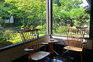 岩倉榮利さんの“高山ウッドワークス”シリーズのひとつ、“パーソナル・チェアー”。ここで1日中本を読んでいたくなる空間