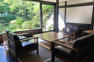 日本庭園を望むラウンジに配置されている岩倉榮利さんの作品は、ミニマムでシンプルなデザインがミッドセンチュリー・スタイルを思わせるソファやテーブル