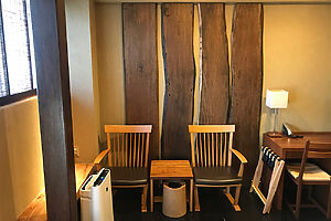 天然の木を多用した客室が落ち着ける。岩倉榮利さんの椅子は、ずっと座っていられる心地よさ