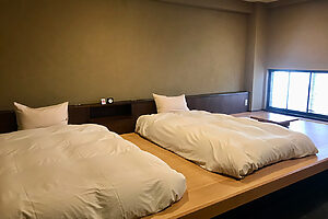 14室の客室はモダンでシンプル。美食と温泉を楽しんだあとに、部屋でゆっくりとくつろぐ時間も至福