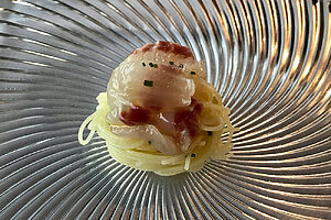 地魚の冷たいカッペーリーニ。この日は真鯛で。シンプルな料理だけに、オリーブオイルと塩自体の美味しさが重要になる