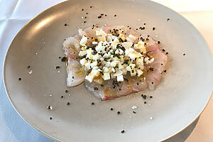 庄内浜のイシナギのカルパッチョ。トンブリ、大根、セロリ。イシナギの柔らかさと野菜のシャキシャキ感のコントラストを楽しむ