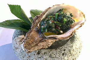 遊佐の岩牡蠣とモロヘイヤケッカソース。ミネラルと栄養分たっぷりな鳥海山の伏流水で育つ遊佐の岩牡蠣は、濃厚な旨味爆弾。とろみのあるソースが、ミルキーな牡蠣とよく合う