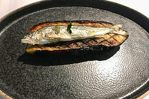 鮎と茄子。鮎の脂を茄子に移すようにロースト。鮎の内臓のほろ苦さと鮎の香りをまとった茄子の甘さが絶妙に調和し、茄子の焦げ目の香ばしさと相まって口中で素晴らしいハーモニーを生み出す
