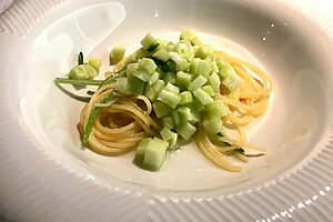 外内島キュウリのフェデリーニ。在来野菜の外内島キュウリは、みずみずしくほろ苦さの中に甘みがある。外内島キュウリの食感や味わいを活かす切り方、パスタの塩加減、オリーブオイルの分量など、シンプルに見えて細部に至るまでこだわりぬいた一皿
