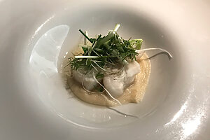 ハタとバーニャカウダソース。奥田シェフのバーニャカウダソースは、カリフラワーをベースにした優しい味わい