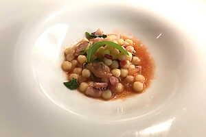 魚介のフレーグラ。フレーグラは、サルディニア島特産のデュラム小麦粉を粒状にしたパスタ。魚介でとった深みのあるソースが染み込んで美味