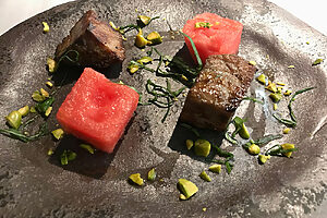 庄内豚と尾花沢スイカ。カリカリに焼いた庄内豚とスイカのジューシーさが口の中で出会うと、口中が肉汁で溢れる感覚に。奥田シェフが得意とする口内調理の傑作