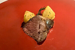 日本一丸山さんの羊のロースト。修験者の修行の地である出羽三山のひとつ、羽黒山の麓でだだちゃ豆の鞘を食べてのびのびと育つ丸山さんの羊は、臭みが一切なく肉質も非常に柔らかく旨味の塊