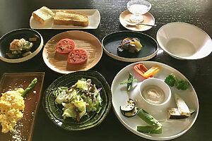 バーニャカウダ、リーフサラダ・アンチョビドレッシング、アスパラガスとわんぱくたまごのスクランブルエッグ、ヒラメのムニエル、井上農場の樹熟トマト、庄内牛のミニステーキ、ビシソワーズ、ヨーグルトなど。放し飼いで季節の野菜を食べ月山の伏流水を飲んで育つ《わんぱく農場》の卵は、濃厚で極上の美味しさ