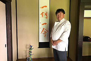 奥田政行シェフ。海老原露巌さんの作品と共に
